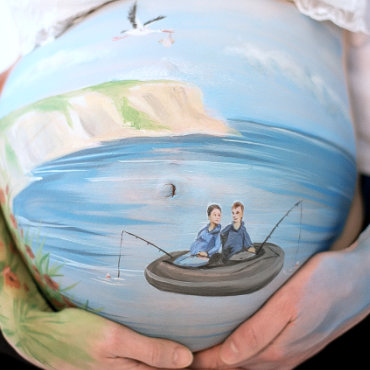 Bemalung auf Schwangerschaftsbauch Angelausflug an der Ostsee