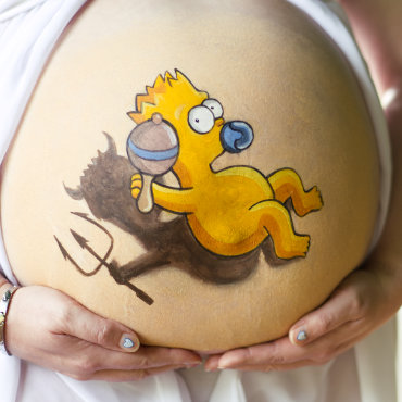 Bemalung auf Schwangerschaftsbauch mit Bart Simpson