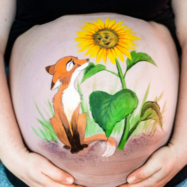 Bemalung auf Schwangerschaftsbauch mit Fuchs und Sonnenblume