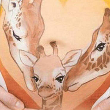 Bemalung auf Schwangerschaftsbauch mit einer Giraffenfamilie
