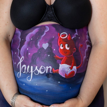 Bemalung auf Schwangerschaftsbauch mit Teufelbaby Jayson