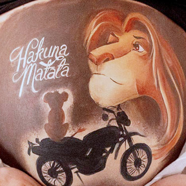 Bemalung auf Schwangerschaftsbauch mit einem Löwen mit Motorrad