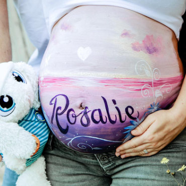 Bemalung auf Schwangerschaftsbauch mit dem Namen Rosalie