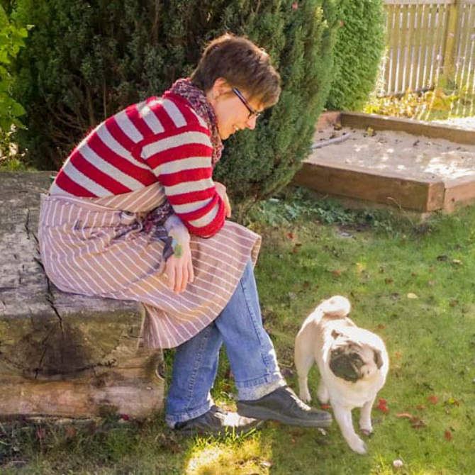 Conny mit Mops bei der Babybauchbemalung