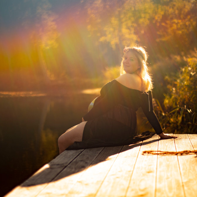 Shooting am See mit der Babybauchbemalung