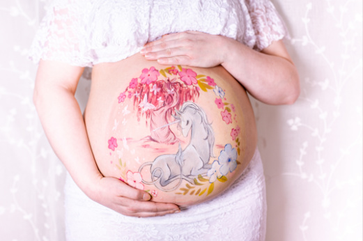 Fotoaufnahme im Studio von der Babybauchbemalung