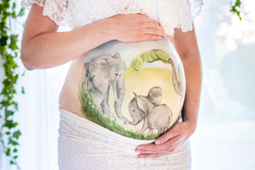 Fotoaufnahmen im Studio von der Babybauchbemalung