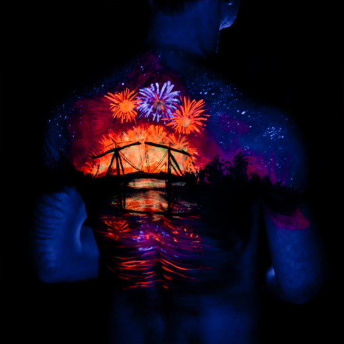 Bodypainting auf dem Rücken mit uv-Farben