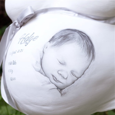handgemaltes Portrait auf Gipsabdruch vom Babybauch
